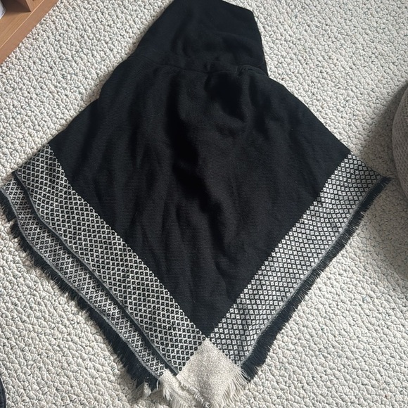 Black and Ivory Shawl Sweater - Picture 4 of 5